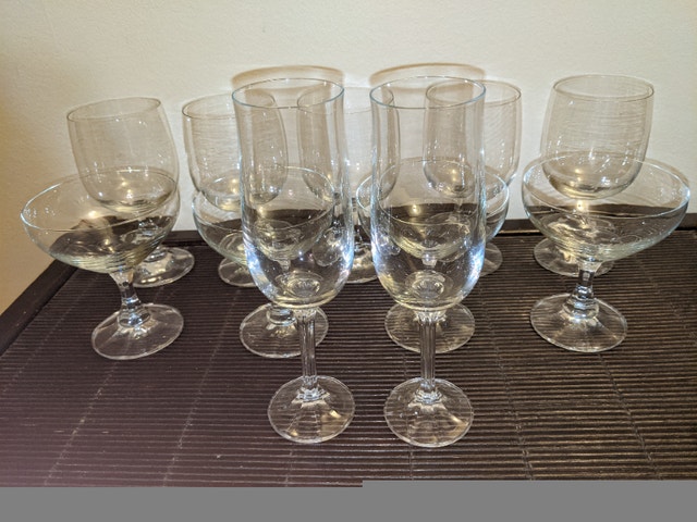 11 Wine Glasses with Bevelled Edge Bottoms (Take all for $40) - photo 2