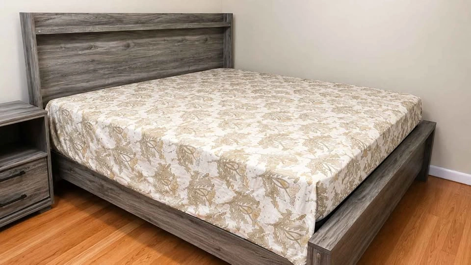 King size bed frame with Ashley king Size mattress - photo 2