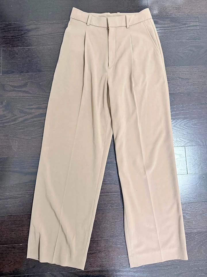 Uniqlo Tan High rise pleated wide pants sz small
