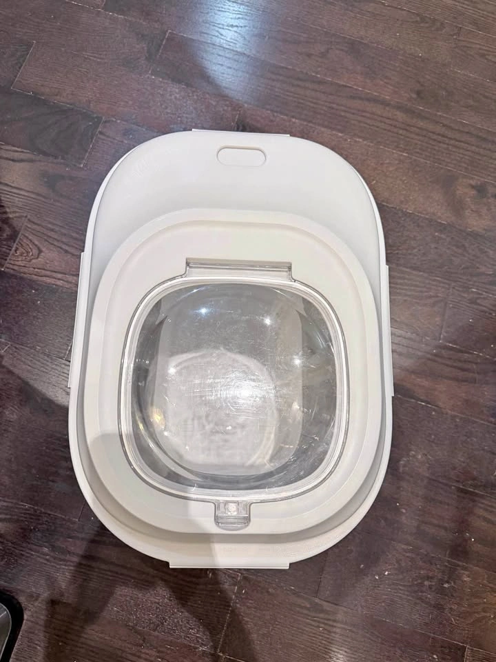 Expandable pet food storage container with wheels
