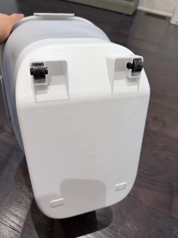 Expandable pet food storage container with wheels - photo 4