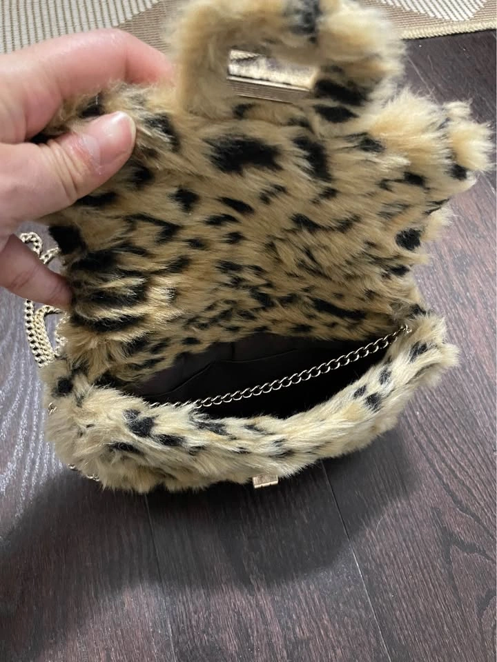Leopard print faux fur gold chain bag - photo 3