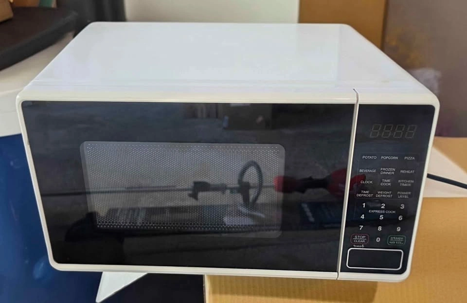Mainstays Microwave .07 cu ft like new with box - photo 2