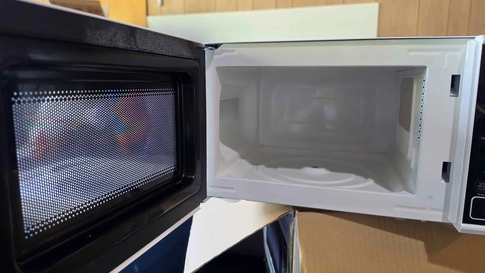 Mainstays Microwave .07 cu ft like new with box - photo 3