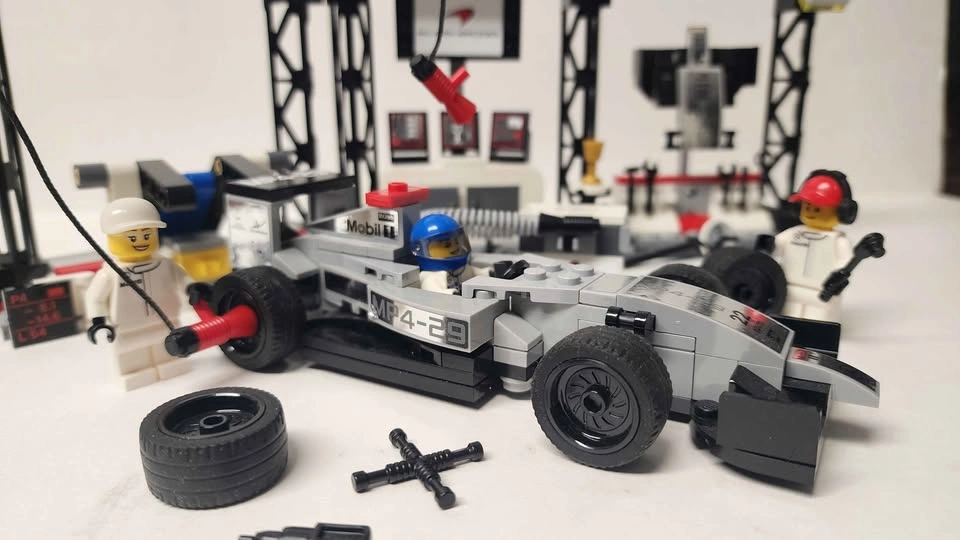 Lego Speed Champions 75911 Mercedes McLaren Pit Lewis Hamilton - photo 3