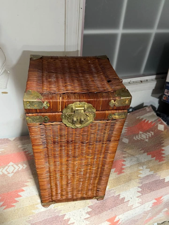 Vintage Wicker Blanket Basket / Chest – Decorative Brass Hardwar - photo 2