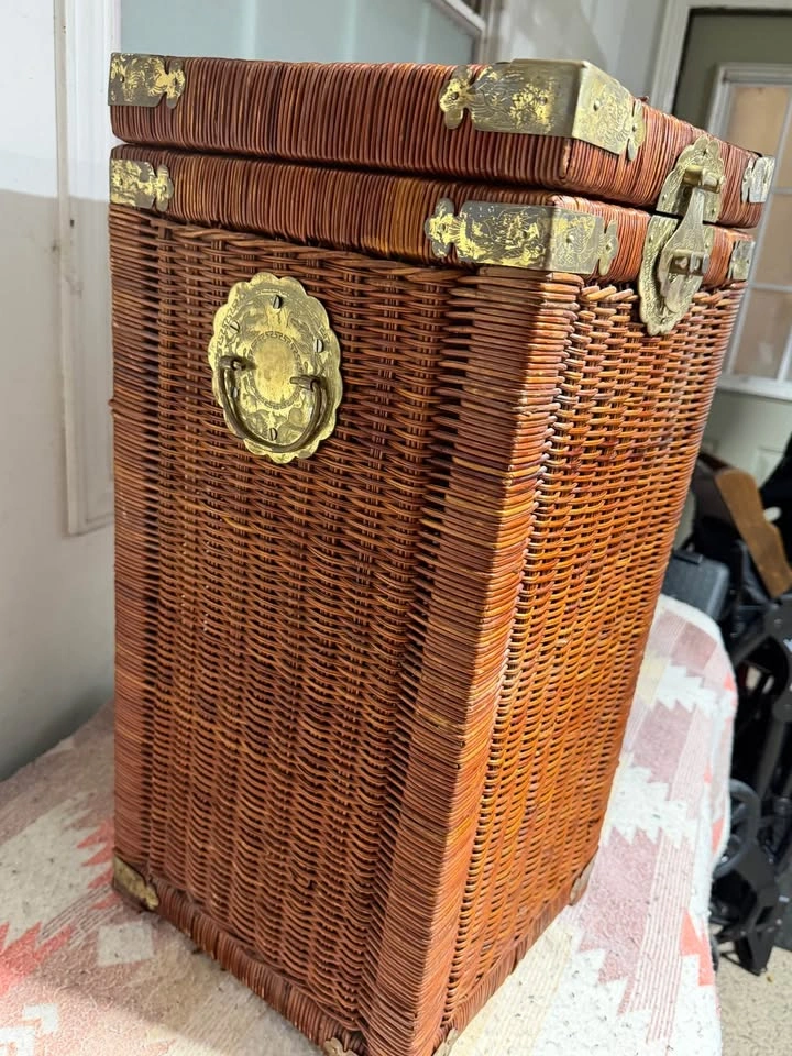 Vintage Wicker Blanket Basket / Chest – Decorative Brass Hardwar - photo 3