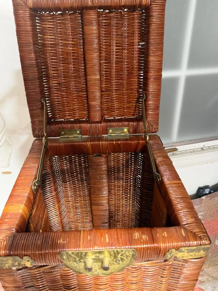 Vintage Wicker Blanket Basket / Chest – Decorative Brass Hardwar - photo 5