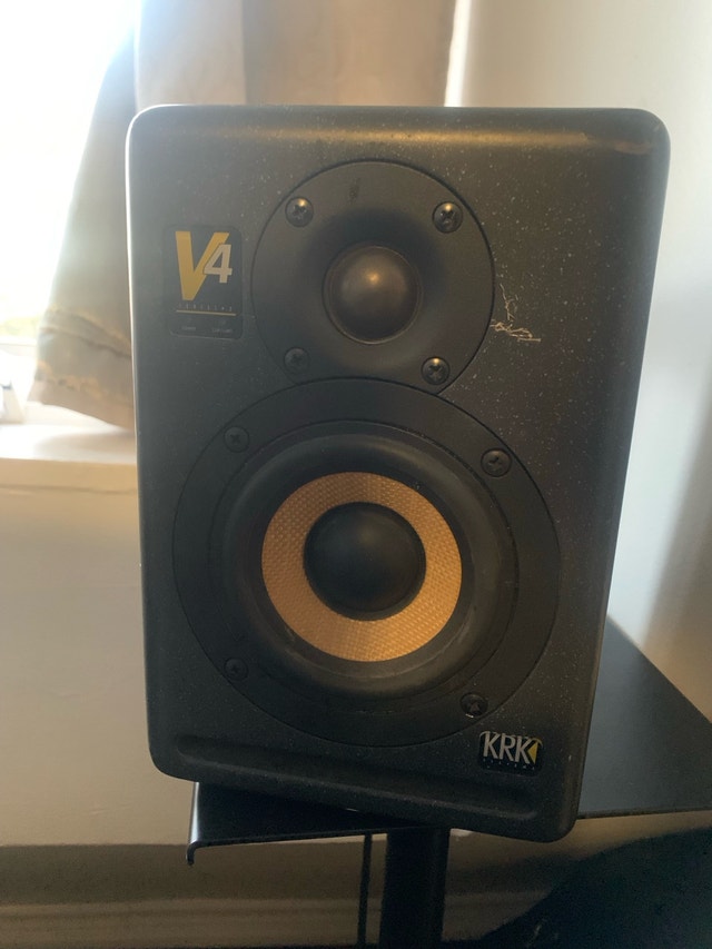 KRK V4 studio monitors (read description )