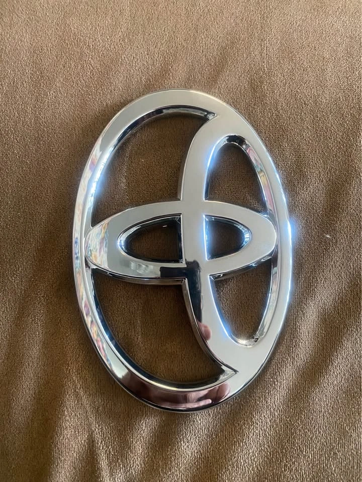Toyota logo emblem - photo 2