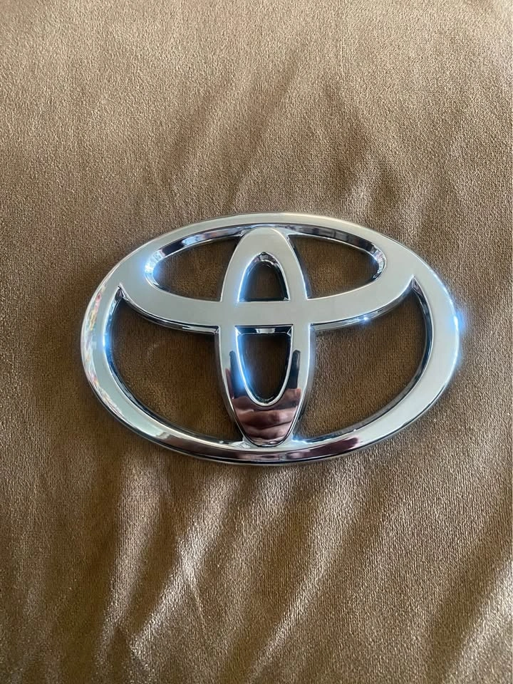 Toyota logo emblem - photo 3