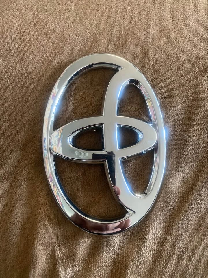Toyota logo emblem - photo 4