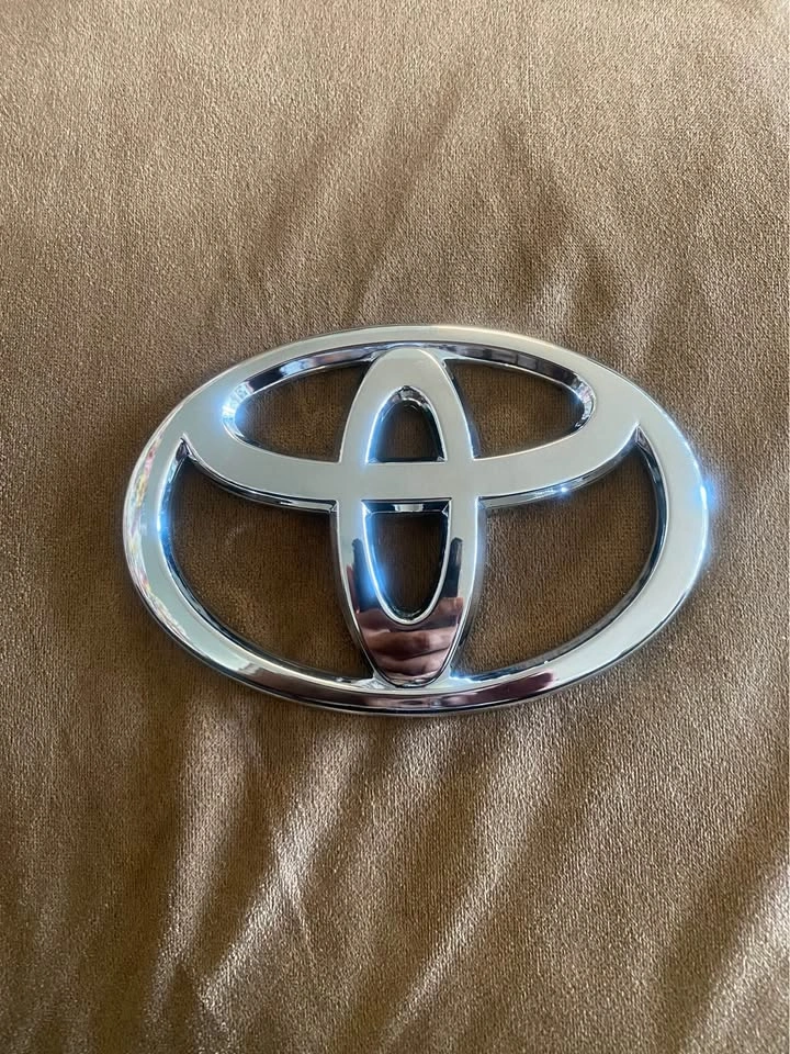 Toyota logo emblem - photo 5