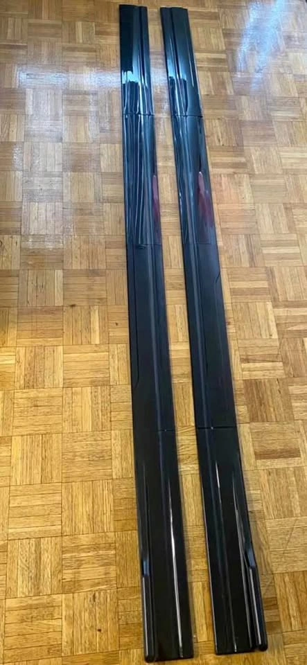 Car side skirt shiny black