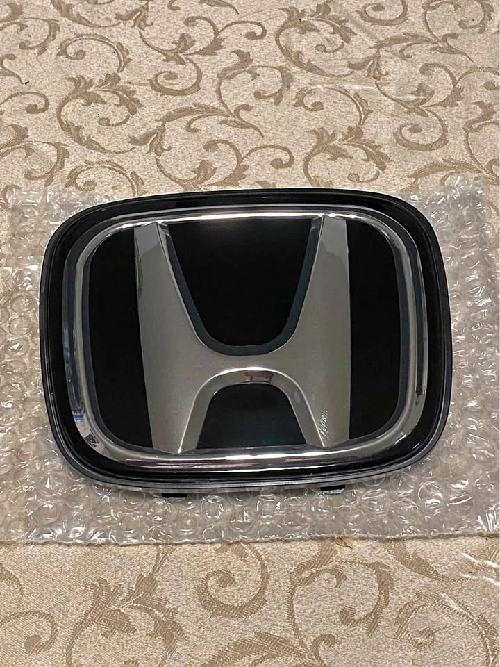 2026 Honda Crv front emblem logo
