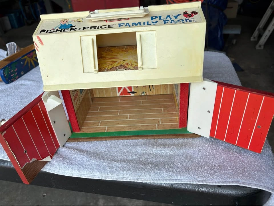 Vintage Fisher-Price Family Play Farm - photo 2