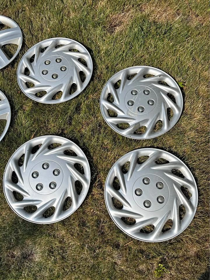 Plastic 16-Inch Wheelcovers- in Olds