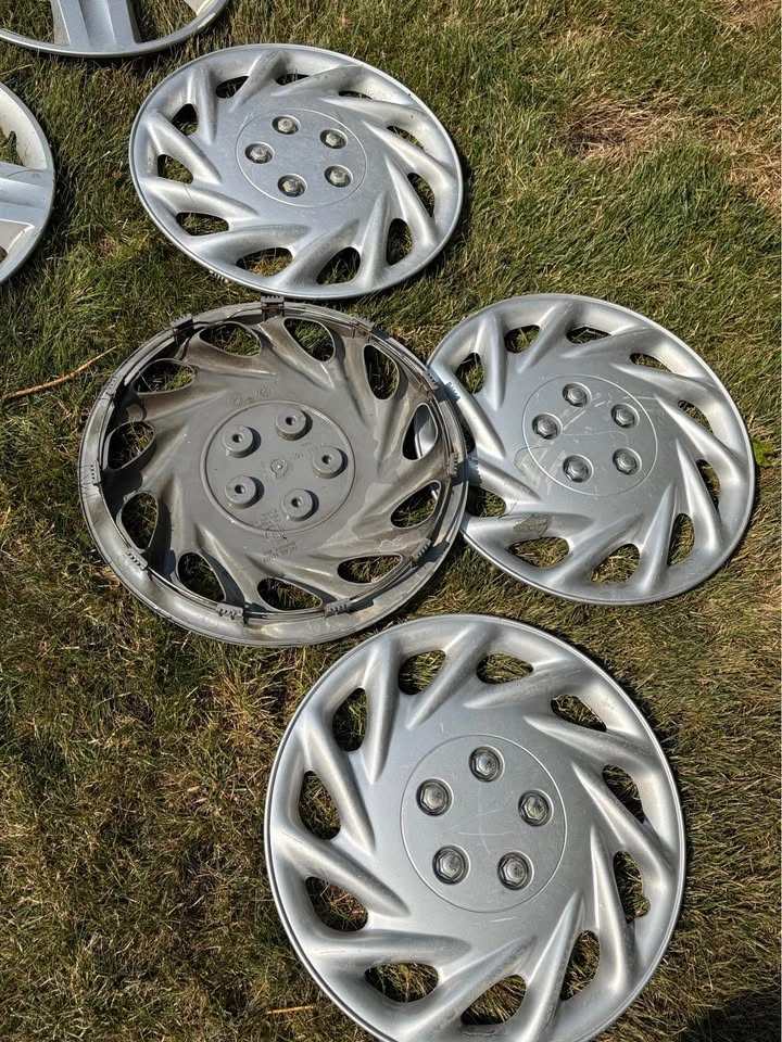 Plastic 16-Inch Wheelcovers- in Olds - photo 3