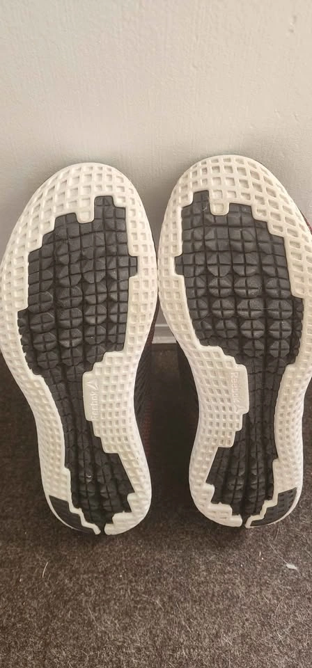 Moving Sale - Reebok Men's Knit Running Shoes Size 9.5 - photo 3
