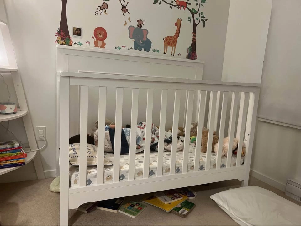 White 4-in-1 Convertible Crib with Mattress and Bedding - photo 3