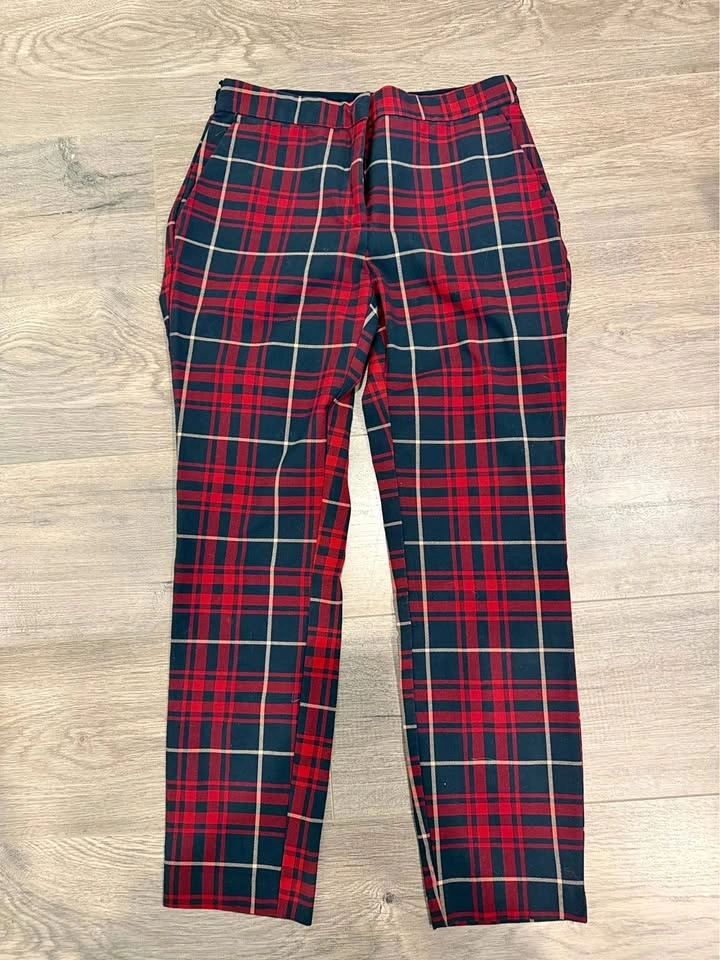 Zara women’s size M red plaid trouser in GUC