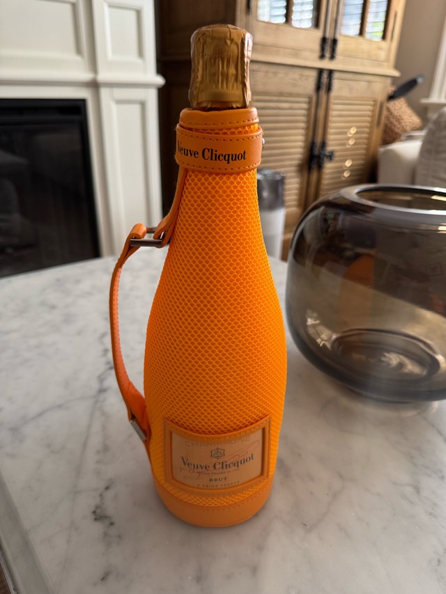 Veuve Clicquot Champagne Insulated travel holder only - photo 5