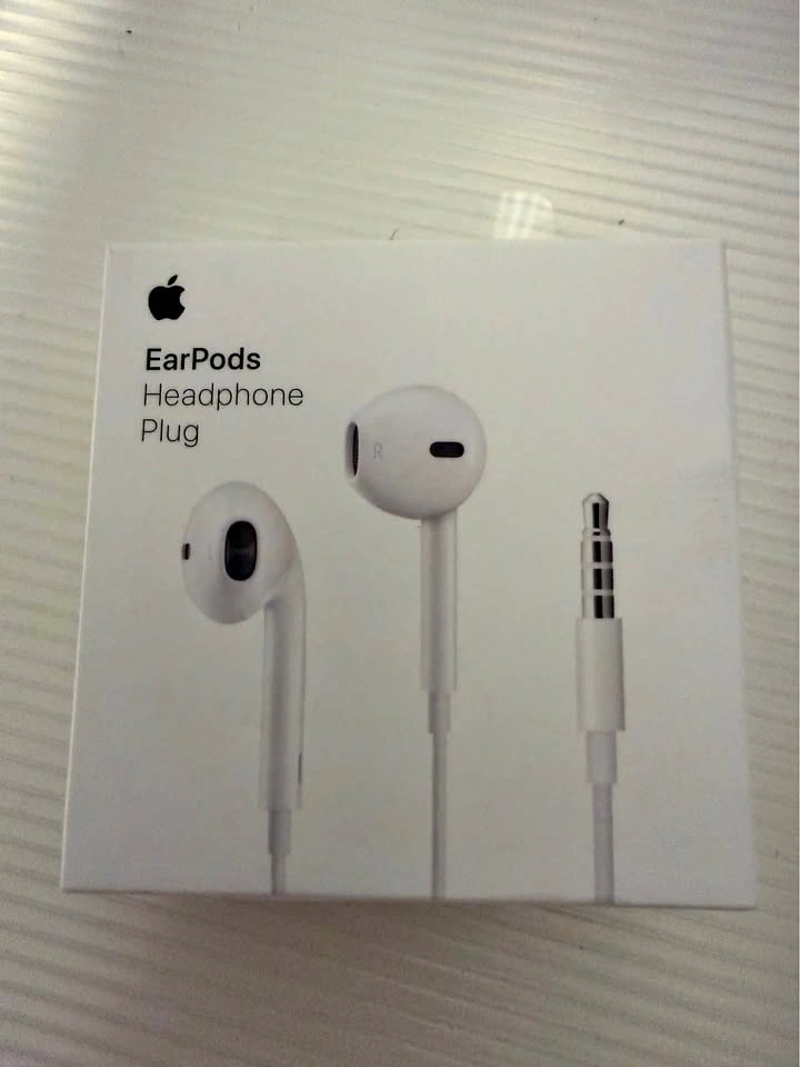 Apple EarPods with 3.5mm Headphone Plug