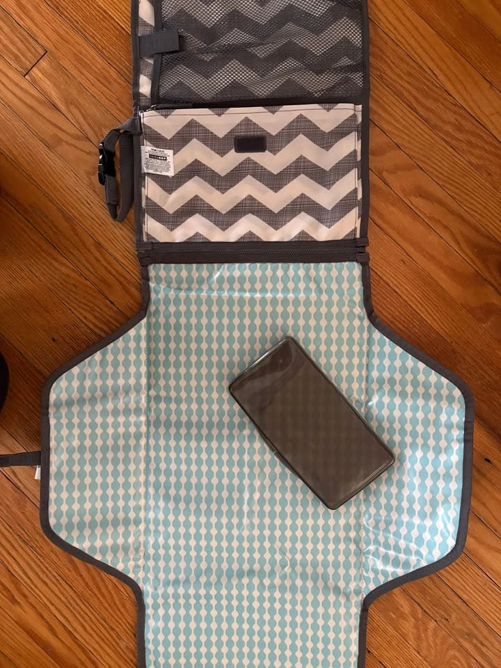 Skip Hop Diaper Bag & Portable Changing Pad - photo 4
