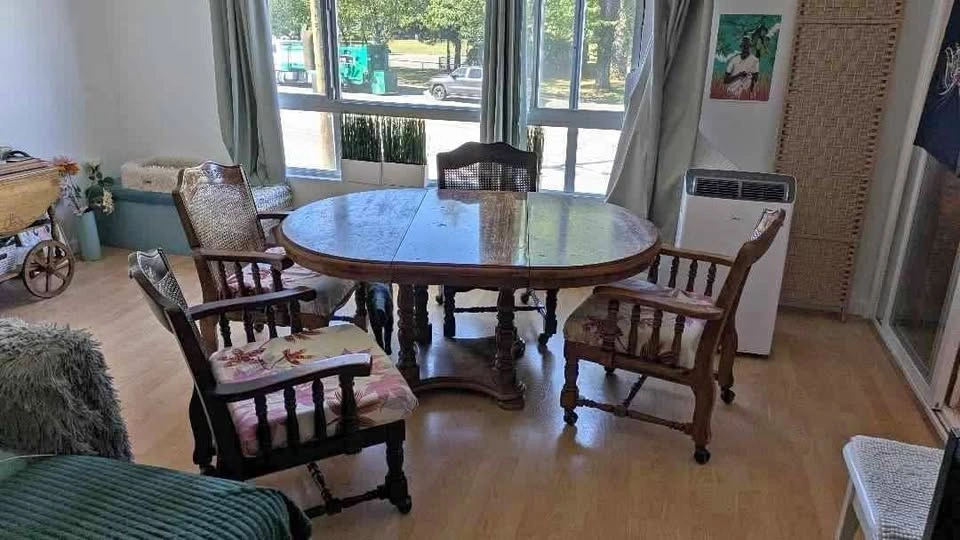42 inch round expandable solid table with 4 armchairs