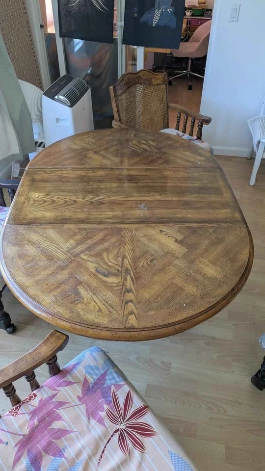 42 inch round expandable solid table with 4 armchairs - photo 2