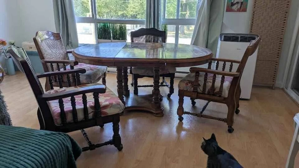 42 inch round expandable solid table with 4 armchairs - photo 3