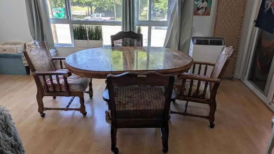 42 inch round expandable solid table with 4 armchairs - photo 4