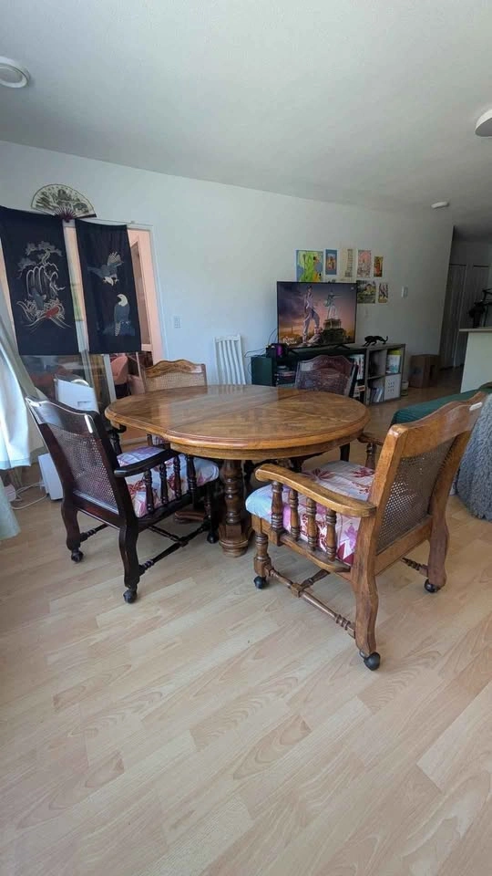 42 inch round expandable solid table with 4 armchairs - photo 5