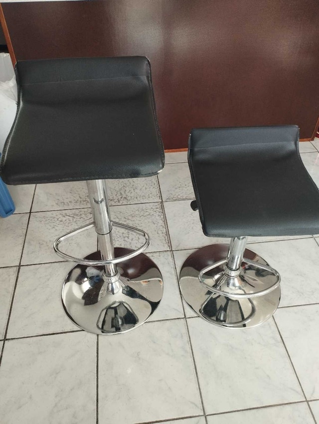 like new adjustable bar stools