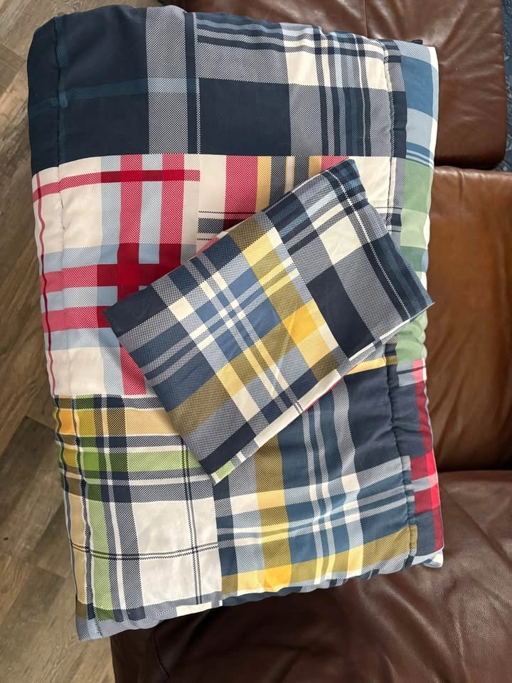 Twin comforter and sham