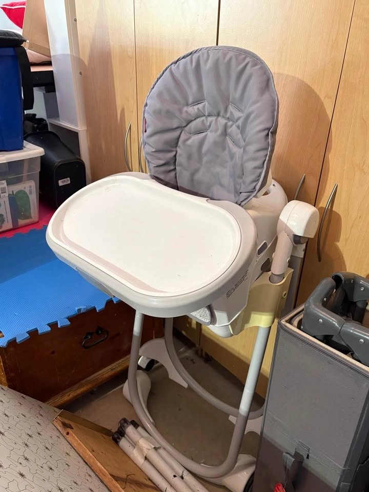 Playpen and high chair