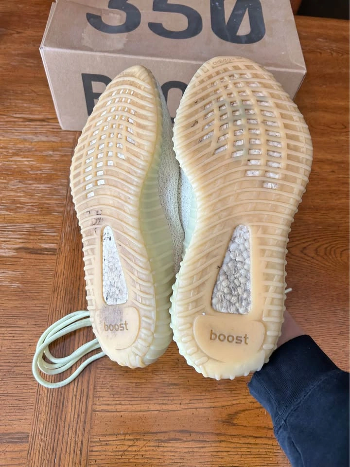 Yeezy Boost 350 V2- Butter Size 9.5 (Male) - photo 5