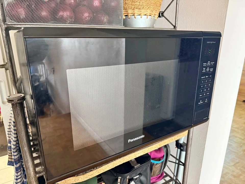 Panasonic Microwave — 1100W