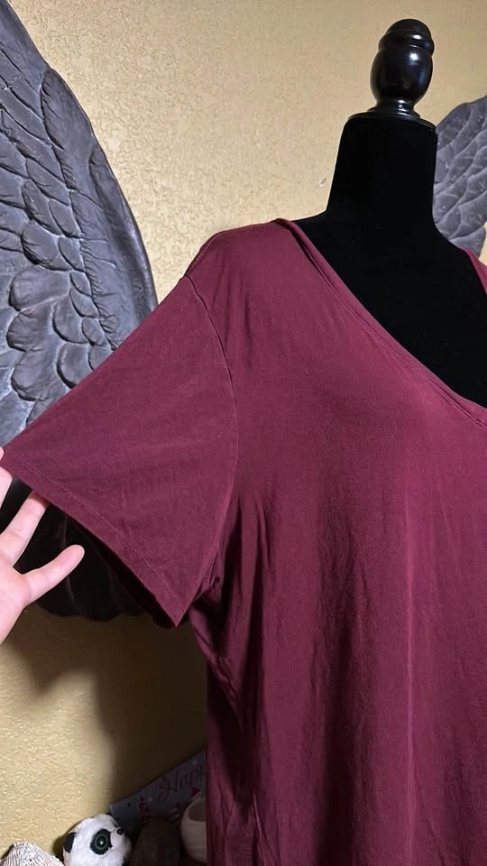 Old Navy V-neck Tee Shirt - photo 2