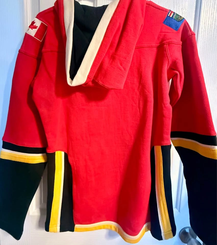 New Calgary Flames Old Time Hockey Lace-Up Hoodie – Women’s Smal - photo 2
