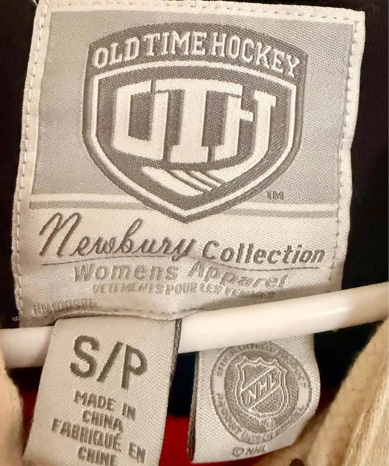 New Calgary Flames Old Time Hockey Lace-Up Hoodie – Women’s Smal - photo 3