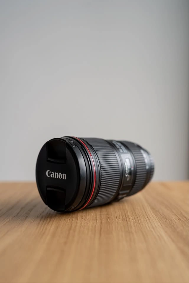 Canon EF 16-35mm f/4L IS Lens w Lens Hood - photo 2
