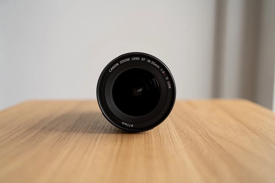Canon EF 16-35mm f/4L IS Lens w Lens Hood - photo 3