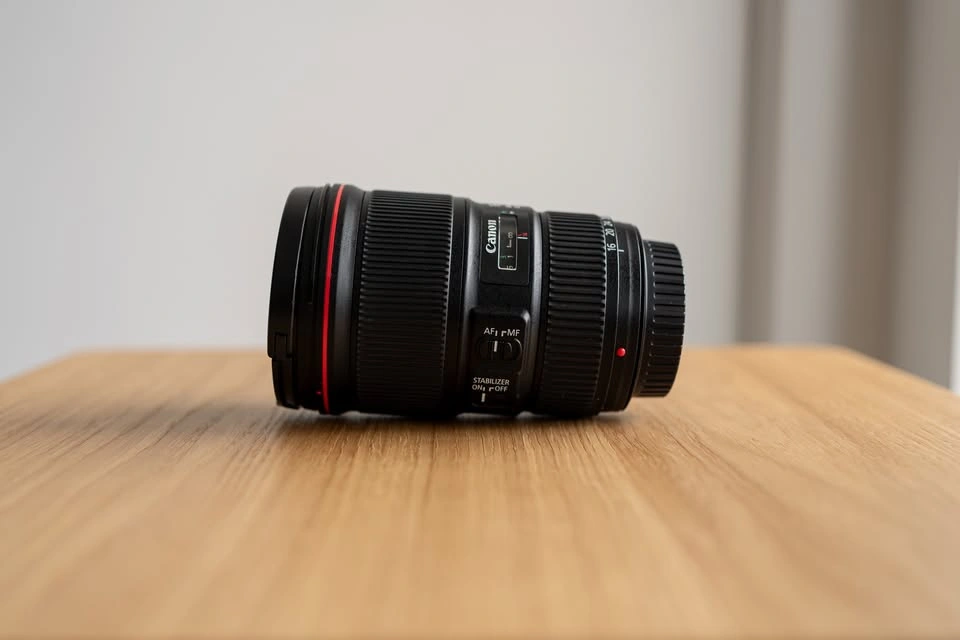 Canon EF 16-35mm f/4L IS Lens w Lens Hood - photo 4