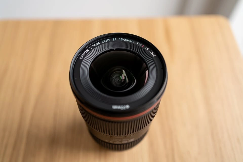 Canon EF 16-35mm f/4L IS Lens w Lens Hood - photo 5
