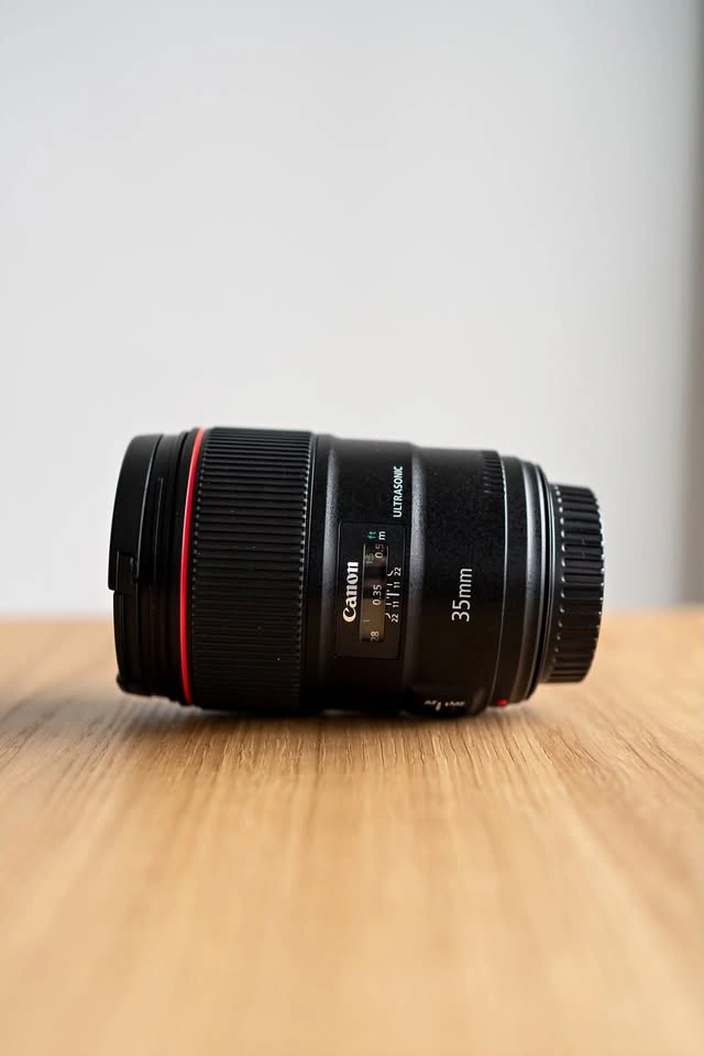 Canon EF 35mm f/1.4L II USM Lens w Lens Hood