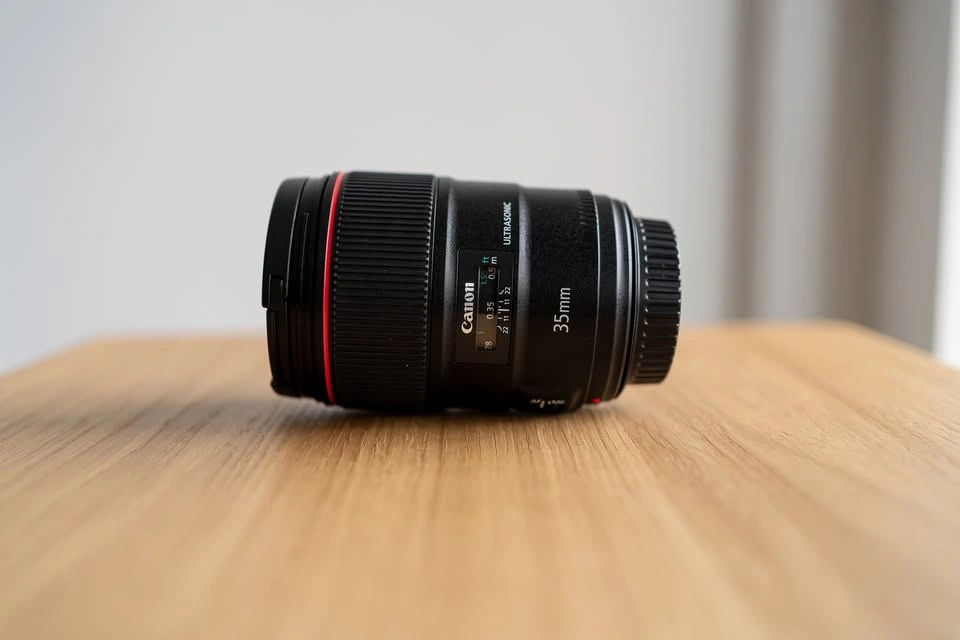 Canon EF 35mm f/1.4L II USM Lens w Lens Hood - photo 2