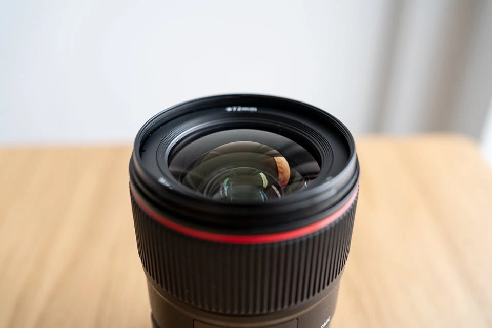 Canon EF 35mm f/1.4L II USM Lens w Lens Hood - photo 3