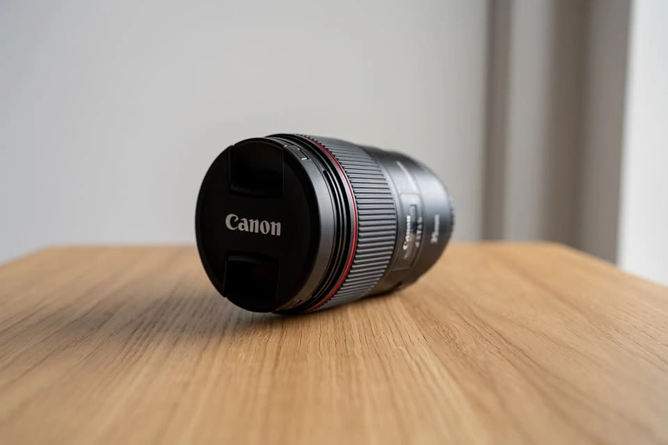 Canon EF 35mm f/1.4L II USM Lens w Lens Hood - photo 4