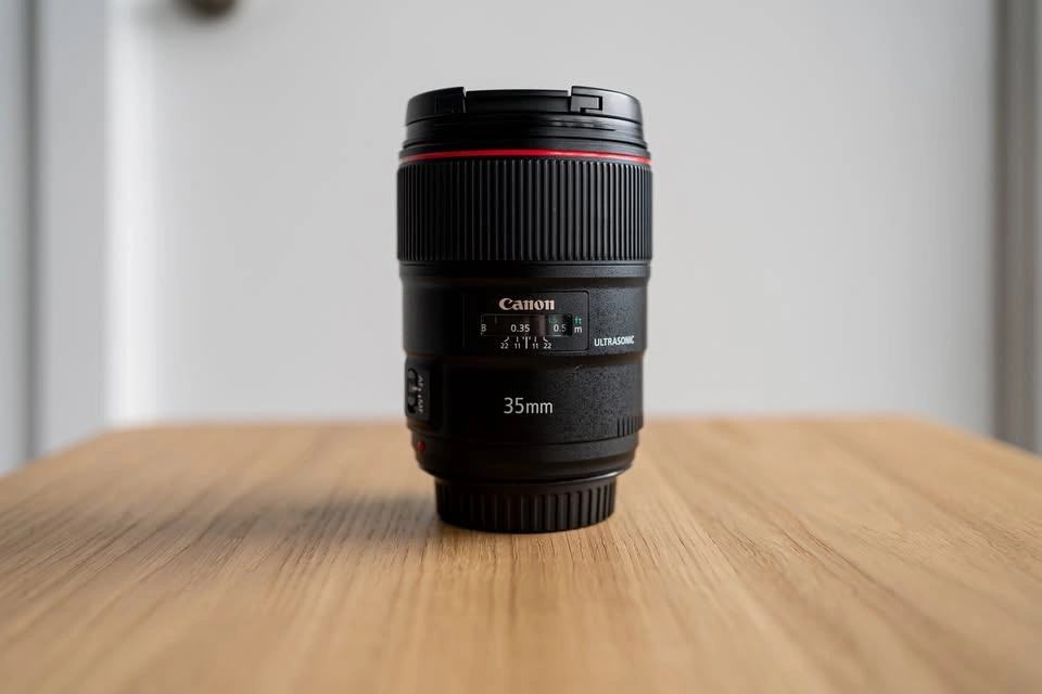 Canon EF 35mm f/1.4L II USM Lens w Lens Hood - photo 5